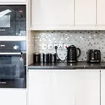 Modern 3 Bedroom Apartment With Ensuite