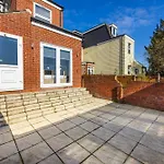 Modern 3 Bedroom Apartment With Ensuite
