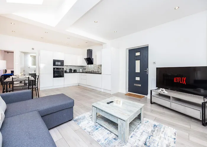 Modern 3 Bedroom Apartment With Ensuite